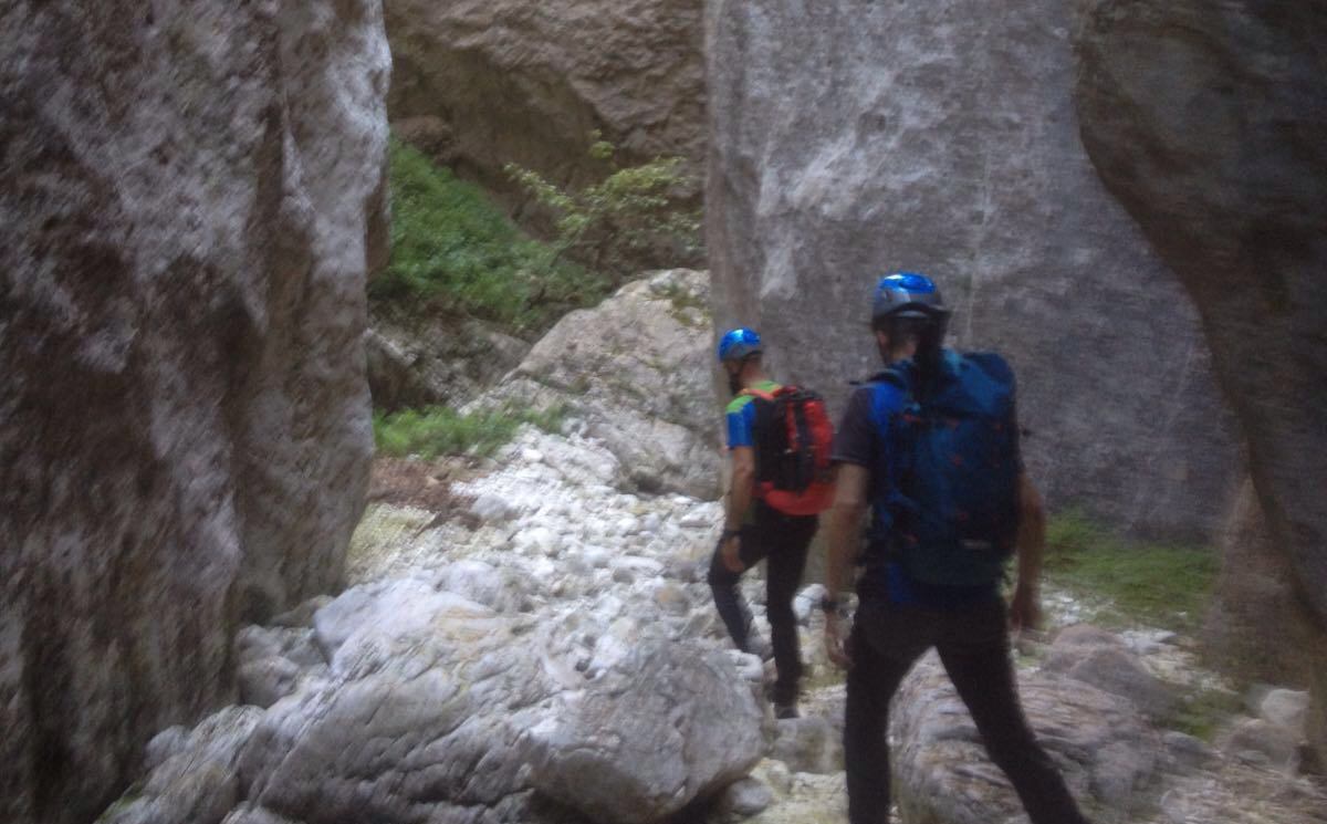 Un passaggio nelle strette Gole dell'Infernaccio, nel Parco Nazionale dei Monti Sibillini